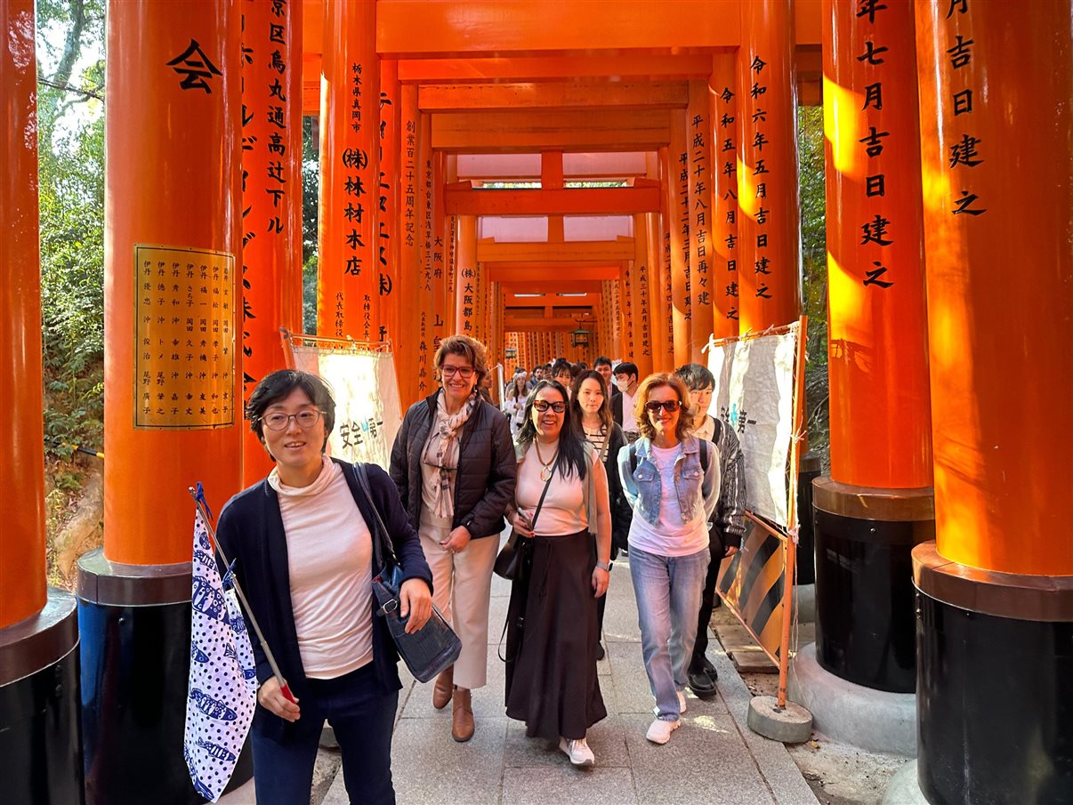 Cristina Gulin (NomadRoots), Juliana Gallo (Embarque Turismo), Paula Lie (Paulalie Viagens Exclusivas), a guia Reiko Sasaki, Tatiana Assad (TA Travel), Renata Yano (Teresa Perez), e Salete e Cecília Indolfo (Diferencial Turismo) no templo Fushimi Inari Taisham, em Kyoto