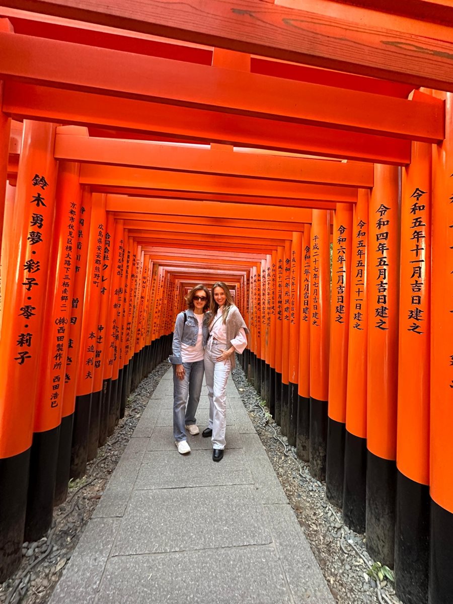 Cristina Gulin (NomadRoots), Juliana Gallo (Embarque Turismo), Paula Lie (Paulalie Viagens Exclusivas), a guia Reiko Sasaki, Tatiana Assad (TA Travel), Renata Yano (Teresa Perez), e Salete e Cecília Indolfo (Diferencial Turismo) no templo Fushimi Inari Taisham, em Kyoto