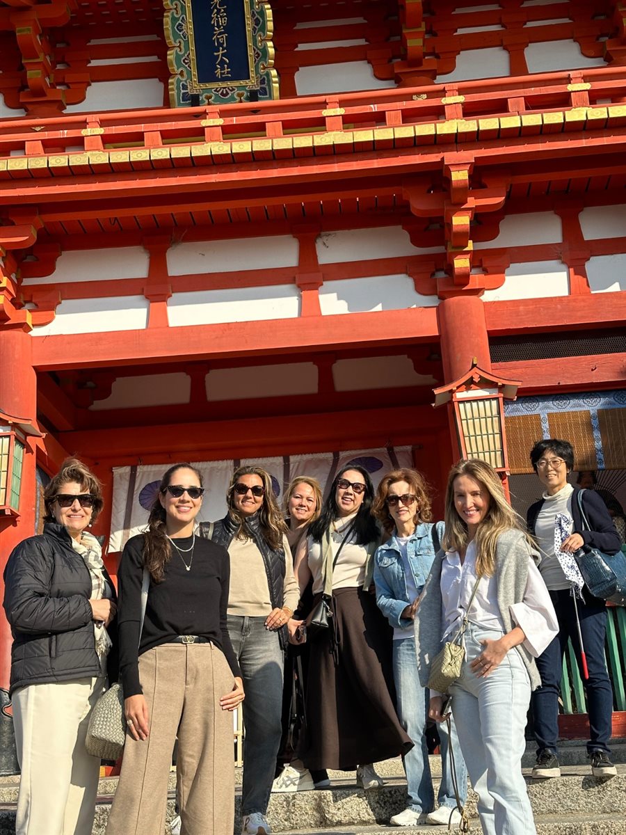 Cristina Gulin (NomadRoots), Juliana Gallo (Embarque Turismo), Paula Lie (Paulalie Viagens Exclusivas), a guia Reiko Sasaki, Tatiana Assad (TA Travel), Renata Yano (Teresa Perez), e Salete e Cecília Indolfo (Diferencial Turismo) no templo Fushimi Inari Taisham, em Kyoto