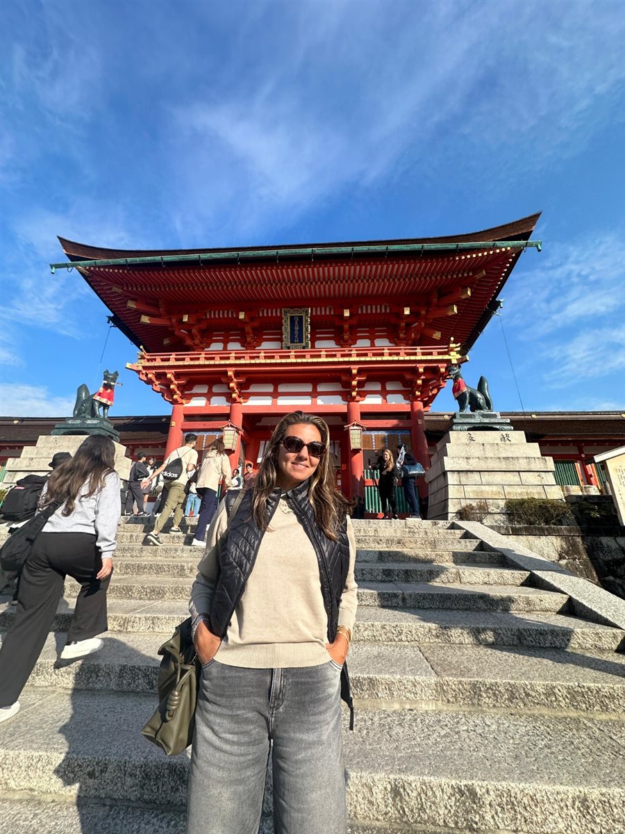 Cristina Gulin (NomadRoots), Juliana Gallo (Embarque Turismo), Paula Lie (Paulalie Viagens Exclusivas), a guia Reiko Sasaki, Tatiana Assad (TA Travel), Renata Yano (Teresa Perez), e Salete e Cecília Indolfo (Diferencial Turismo) no templo Fushimi Inari Taisham, em Kyoto