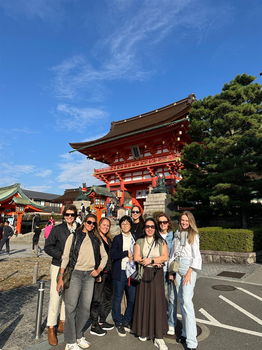 Cristina Gulin (NomadRoots), Juliana Gallo (Embarque Turismo), Paula Lie (Paulalie Viagens Exclusivas), a guia Reiko Sasaki, Tatiana Assad (TA Travel), Renata Yano (Teresa Perez), e Salete e Cecília Indolfo (Diferencial Turismo) no templo Fushimi Inari Taisham, em Kyoto