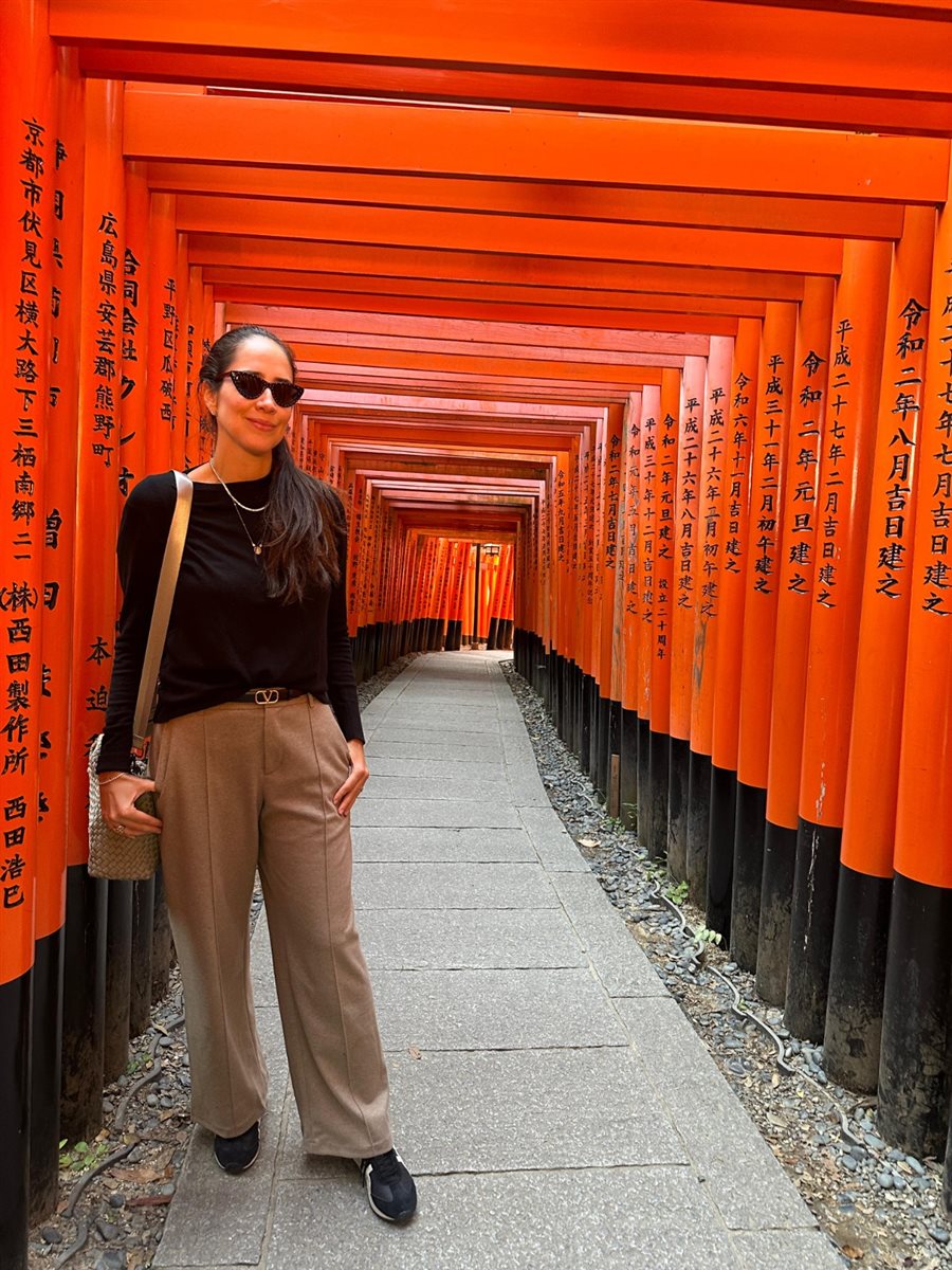 Cristina Gulin (NomadRoots), Juliana Gallo (Embarque Turismo), Paula Lie (Paulalie Viagens Exclusivas), a guia Reiko Sasaki, Tatiana Assad (TA Travel), Renata Yano (Teresa Perez), e Salete e Cecília Indolfo (Diferencial Turismo) no templo Fushimi Inari Taisham, em Kyoto