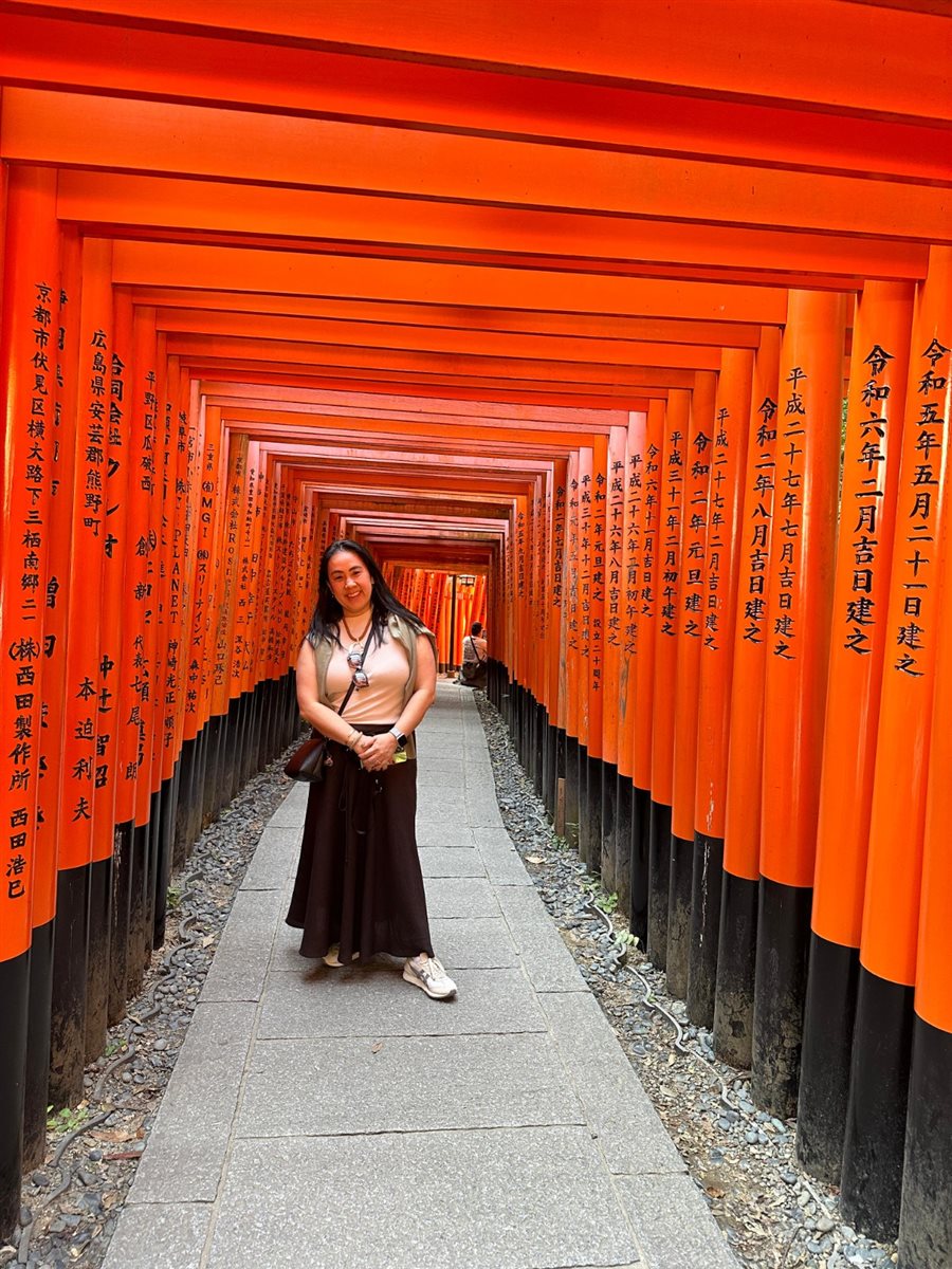 Cristina Gulin (NomadRoots), Juliana Gallo (Embarque Turismo), Paula Lie (Paulalie Viagens Exclusivas), a guia Reiko Sasaki, Tatiana Assad (TA Travel), Renata Yano (Teresa Perez), e Salete e Cecília Indolfo (Diferencial Turismo) no templo Fushimi Inari Taisham, em Kyoto