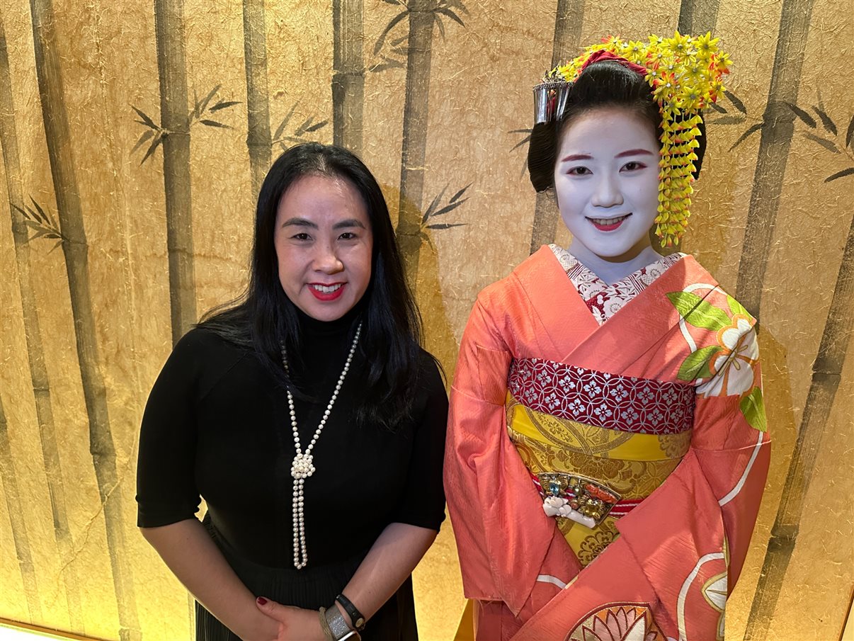 Renata Yano, da Teresa Perez Tours, foi uma das poucas que conseguiu vencer as gueixas em um dos joguinhos. Vitória do Brasil!