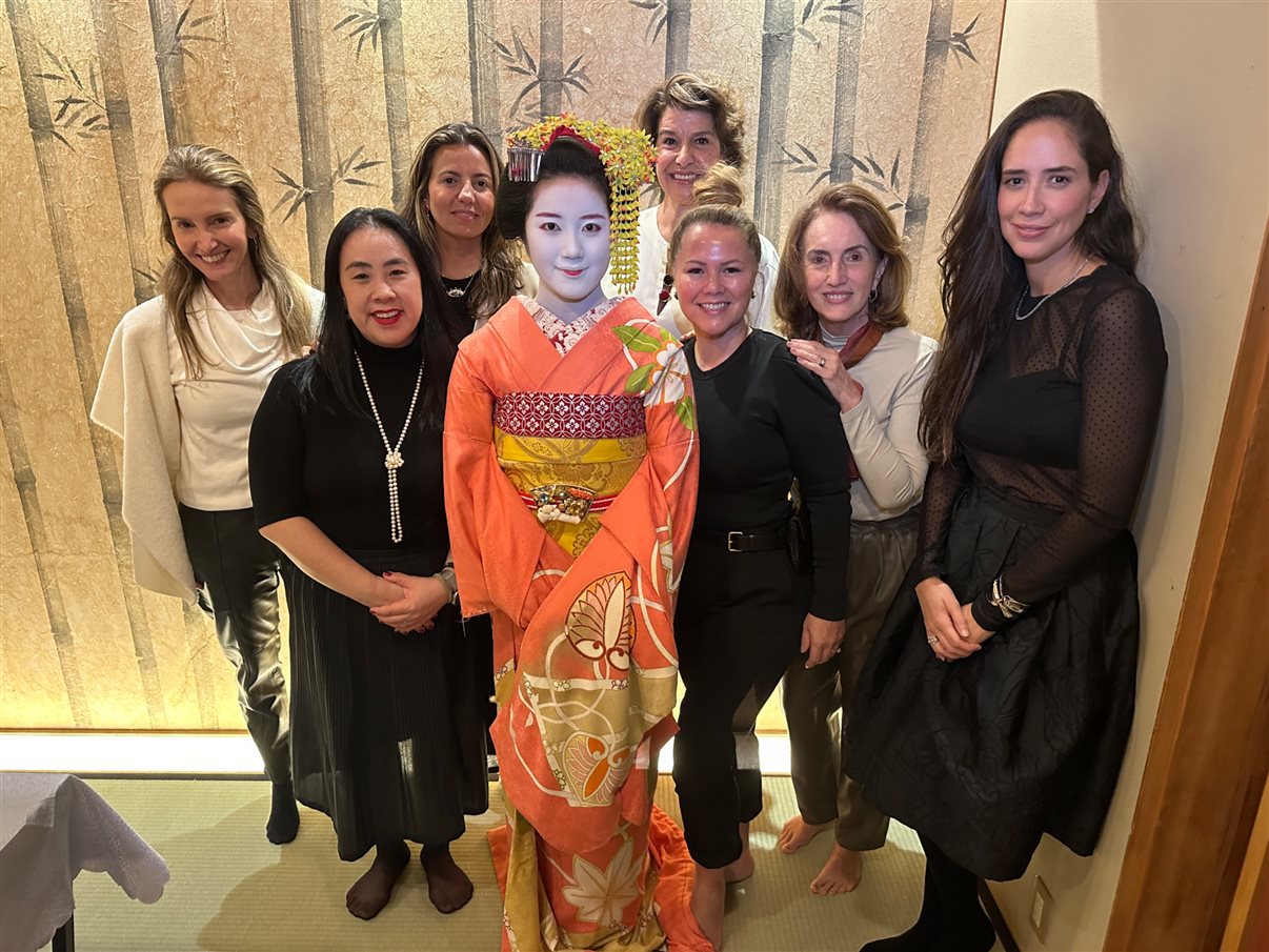 Cecília Indolfo (Diferencial Turismo), Renata Yano (Teresa Perez), Juliana Gallo (Embarque Turismo), Cristina Gulin (NomadRoots), Paula Lie (Paulalie Viagens Exclusivas), Salete Indolfo (Diferencial Turismo) e Tatiana Assad (TA Travel) com a maiko que se tornará uma gueixa, ou gueiko, como são nomeadas em Kyoto