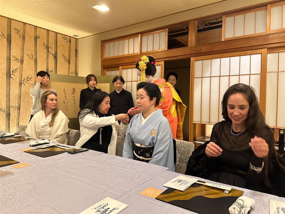 Renata Yano, da Teresa Perez Tours, foi uma das poucas que conseguiu vencer as gueixas em um dos joguinhos. Vitória do Brasil!