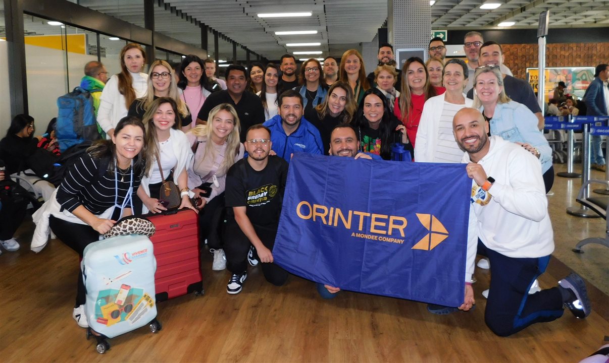 Agentes de viagens junto à equipe da Orinter no Aeroporto de Guarulhos, no momento de embarque do megafam