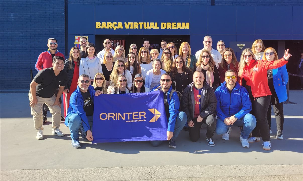 Equipe da Orinter e agentes de viagens participantes do megafam na entrada do Museu do Barça