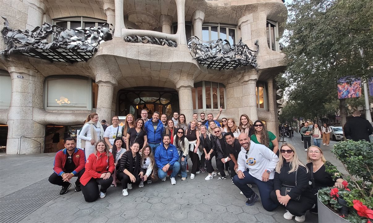 Equipe da Orinter e agentes de viagens em frente à Casa Milà (La Pedrera), em Barcelona