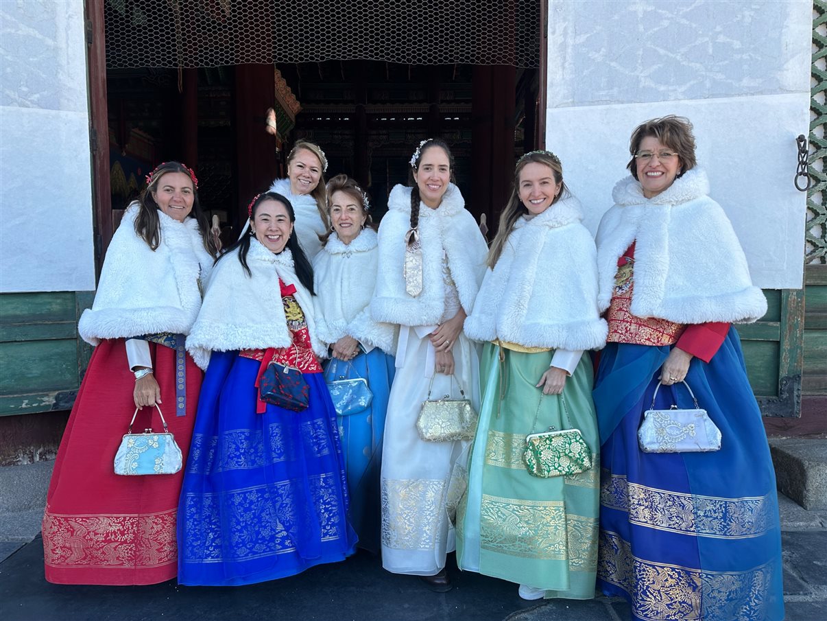 Vestidas de hanbok, o traje tradicional coreano: Juliana Gallo (Embarque Turismo), Renata Yano (Teresa Perez Tours), Paula Lie (Paulalie Viagens Exclusivas), Salete Indolfo (Diferencial Turismo), Tatiana Assad (TA Travel), Cecília Indolfo (Diferencial Turismo) e Cristina Gulin (NomadRoots)