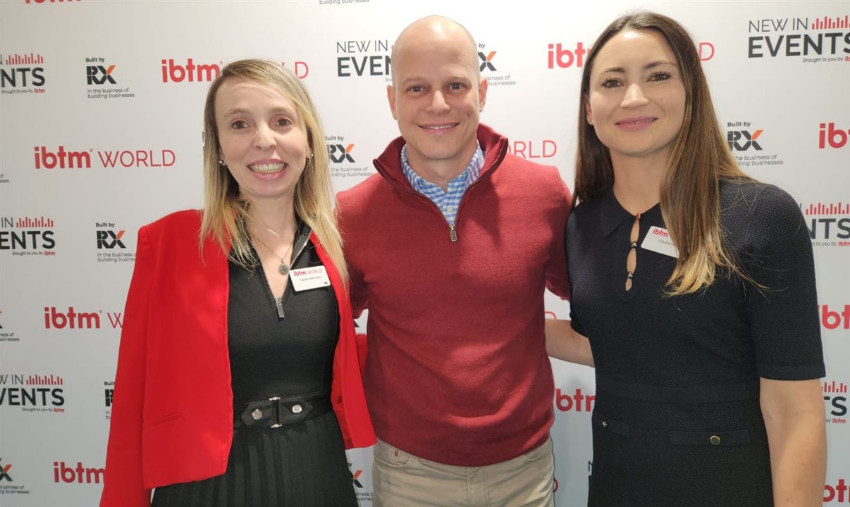 José Guilherme Alcorta, CEO da PANROTAS, entre Natalia Hartmann e Claudia Hall, da IBTM