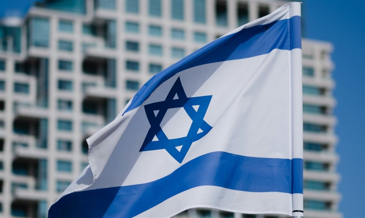 Cidadãos israelenses e judeus que vivem ou viajam ao exterior, por sua vez, foram orientados a não exibir símbolos religiosos ou nacionais em público e a manterem-se em alerta máximo