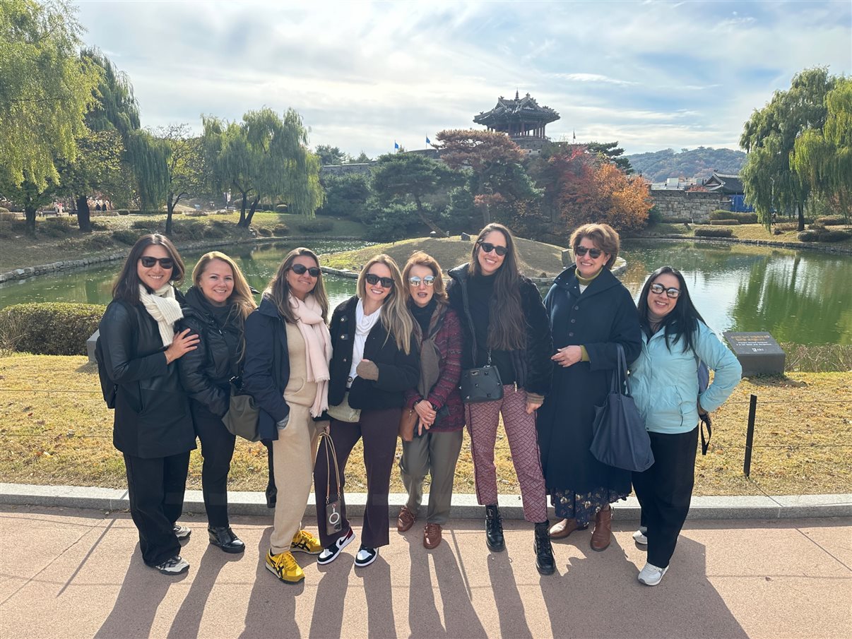 A guia Mina, do Kim's Travel, parceiro da Teresa Perez Tours na Coreia do Sul, com as convidadas do famtour da operadora: Paula Lie (Paulialie Viagens), Juliana Gallo (Embarque Turismo), Cecília e Salete Indolfo (Diferencial Turismo), Tatiana Assad (TA Travel), Cristina Gulin (NomadRoots) e Renata Yano (Teresa Perez), no lago que margeia o Forte Hwaseong, em Suwon