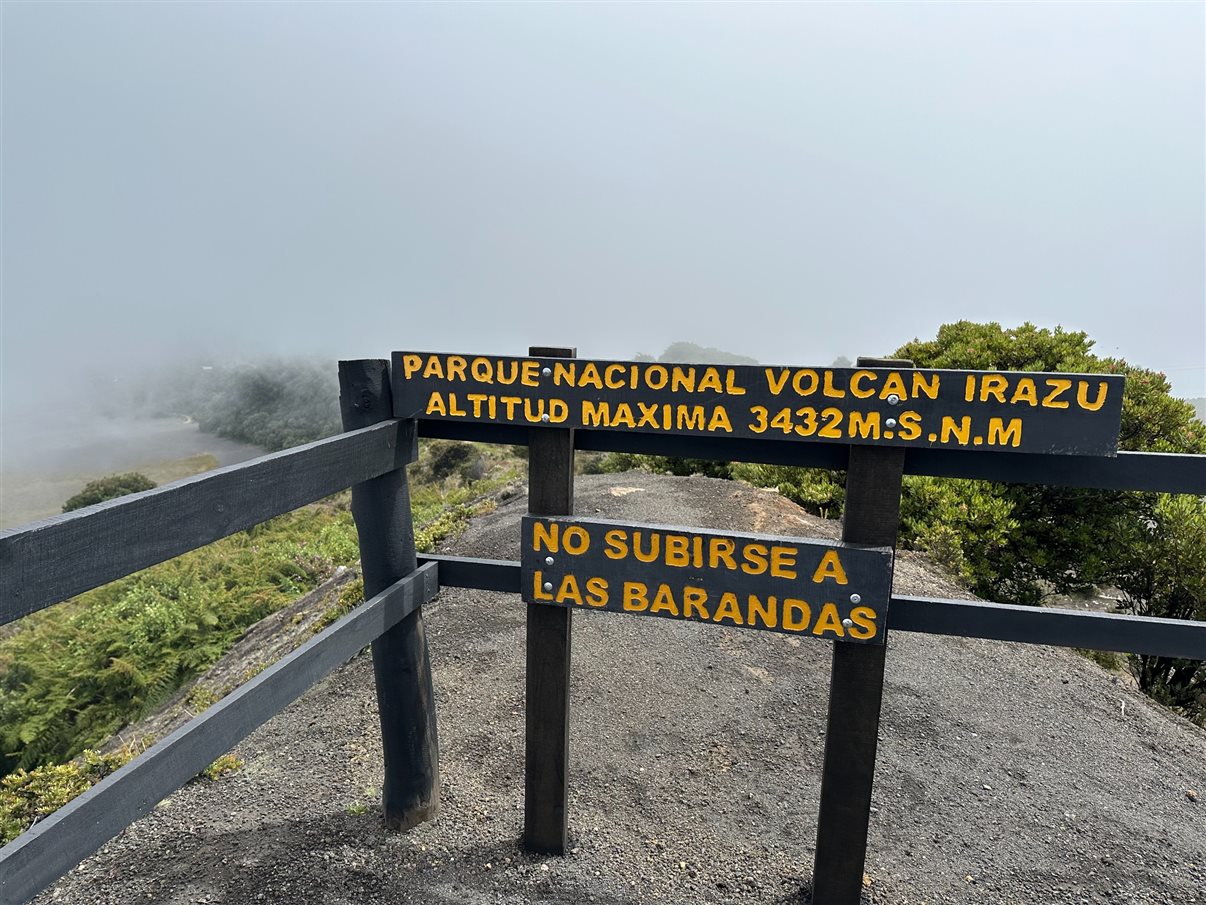 Principal cratera do Vulcão Irazú com lagoa seca