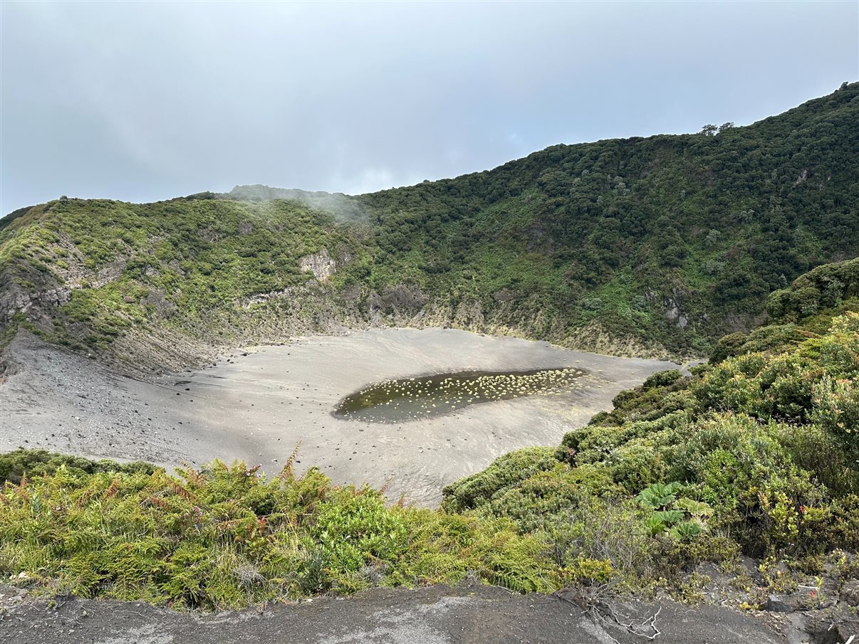 Principal cratera do Vulcão Irazú com lagoa seca