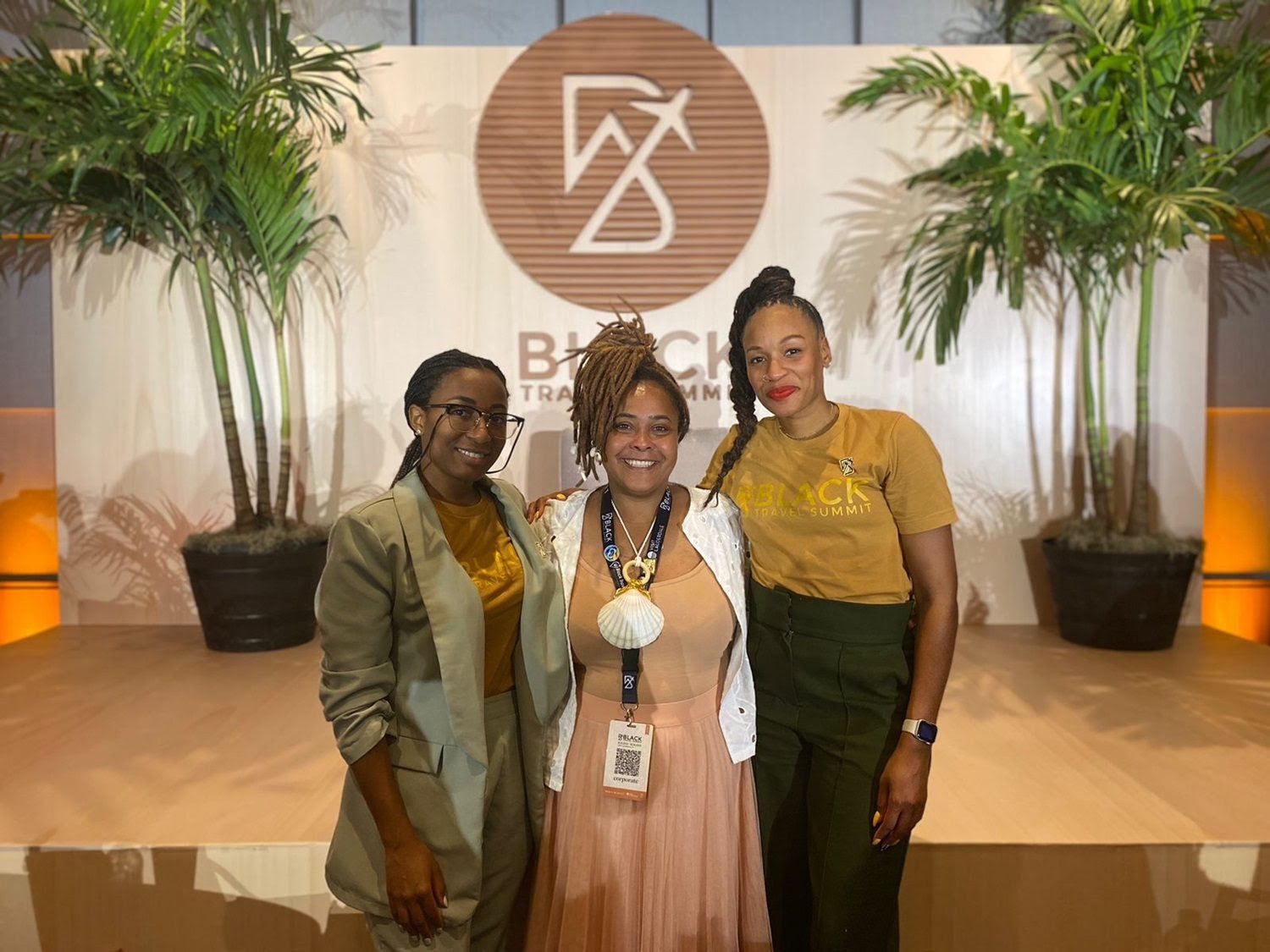 A coordenadora da Embratur, Tania Neres, entre Anita Moreau, fundadora e CEO da Black Travel Summit, e Martinique Lewis, presidente da Black Travel Alliance e chefe de relacionamento do evento