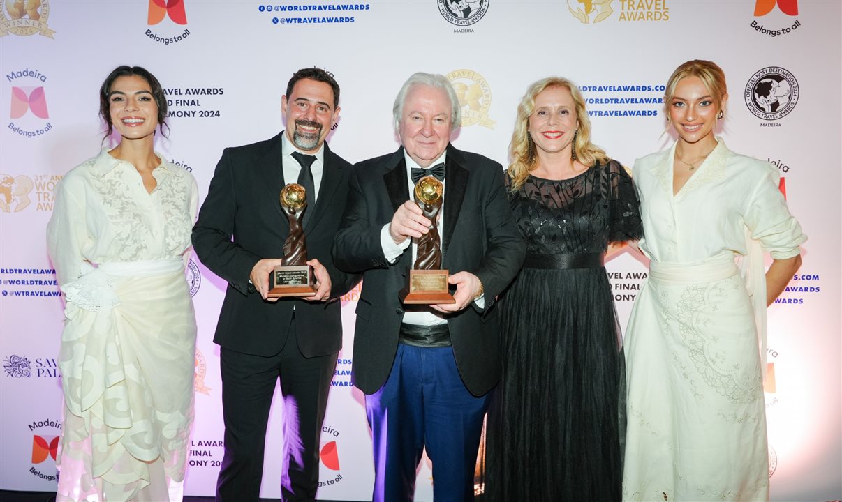 Mário Chaves, chief operating officer da Tap, e Rita Tamagnini, diretora de Comunicação Corporativa e Relações Externas da Tap, receberam os prémios WTA, com Graham Cooke (ao centro), fundador e Presidente dos World Travel Awards