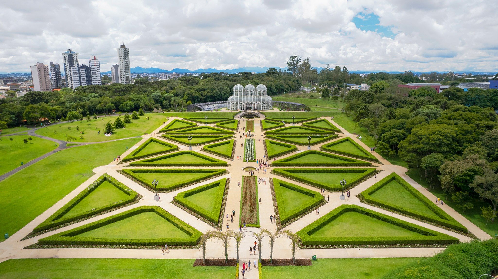 Curitiba tem o menor preço de diárias de hospedagem para as férias de verão, segundo Kayak