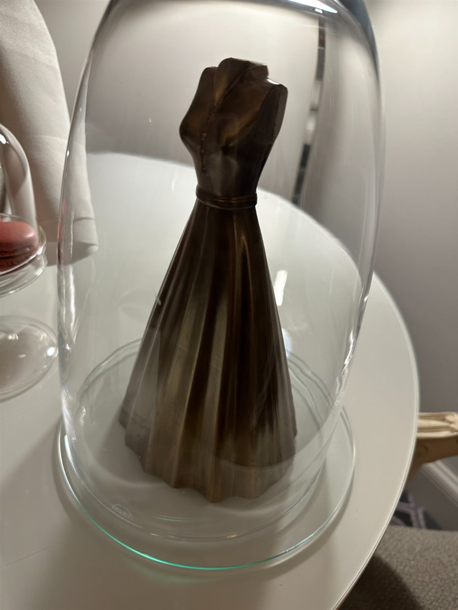 Boas-vindas no Sofite Le Faubourg, com direito a champagne e o vestido de chocolate