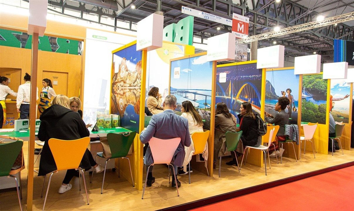 O estande do Brasil, localizado no Pavilhão 3 da IFEMA Madri, será uma grande atração, com experiências imersivas, vitrines culturais e reuniões de negócios projetadas para promover investimentos e colaborações