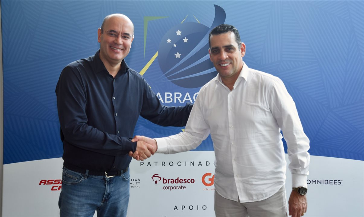 Luís Ferrinho, diretor da Omnibees, e Siderley Santos, presidente da Abracorp