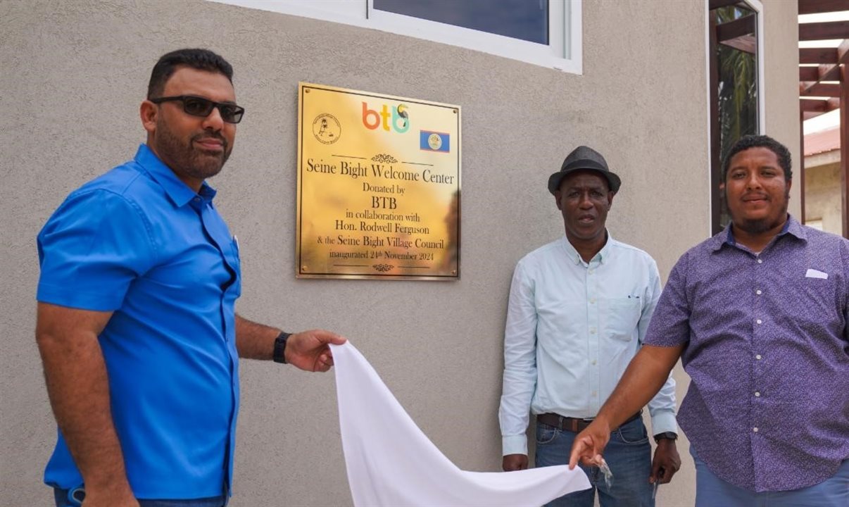 Ministro do Turismo de Belize, Anthony Mahler (a esquerda) participou da cerimônia de inauguração do novo espaço