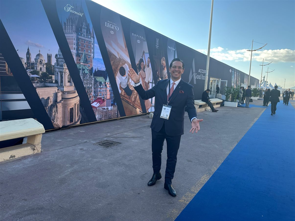 Netto Moreira, da Accor, em frente ao pavilhão exclusivo da rede na ILTM Cannes 2024