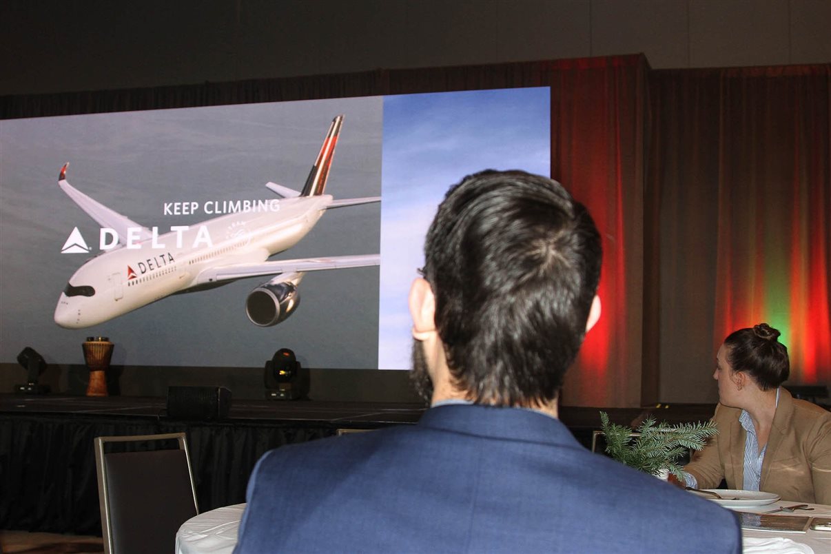 Projeção de vídeo da Delta Airlines na cerimônia de abertura do International Show Case em Atlanta