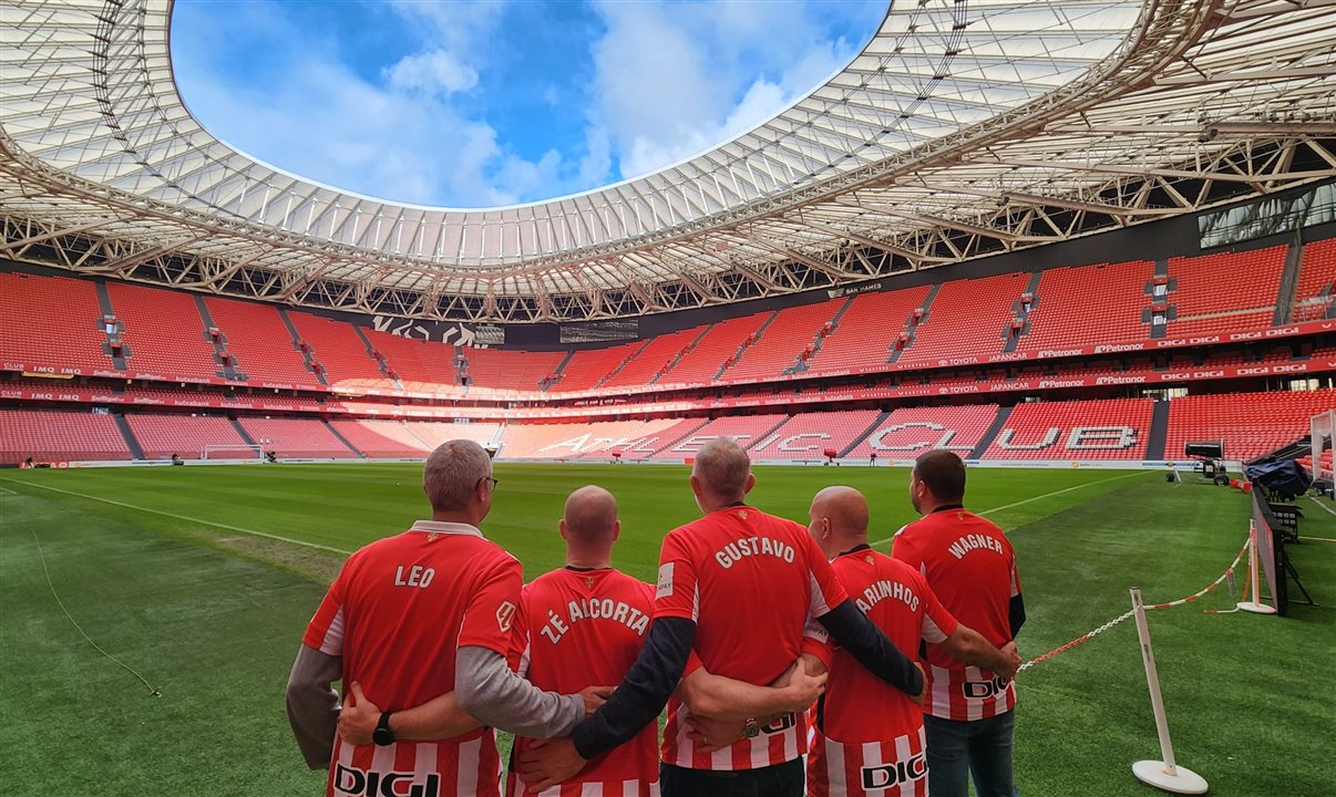 Leonardo Mignani (TP Air), Zé Alcorta (PANROTAS), Gustavo Esusy (Iberia/British Airways), Carlos Vasquez (BRT) e Wagner Chaves (Sakura) no Estádio de San Mamés