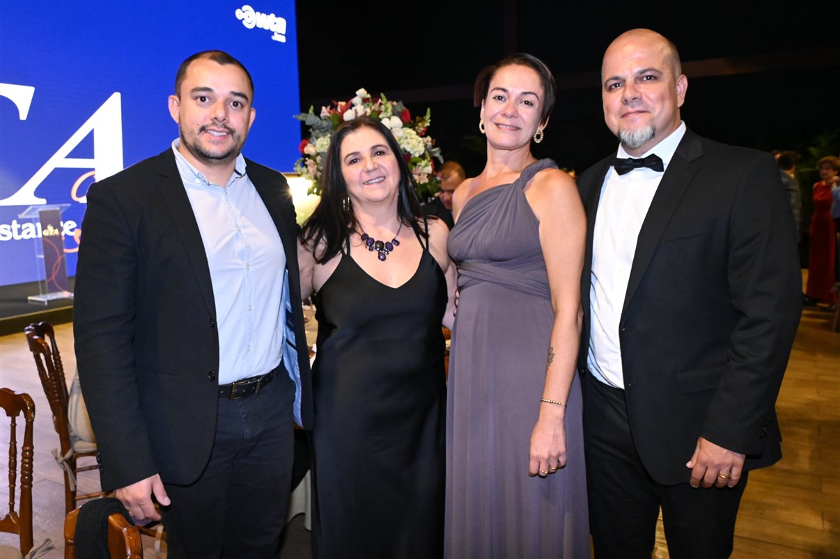 Equipe da GTA brinda os 35 anos da empresa