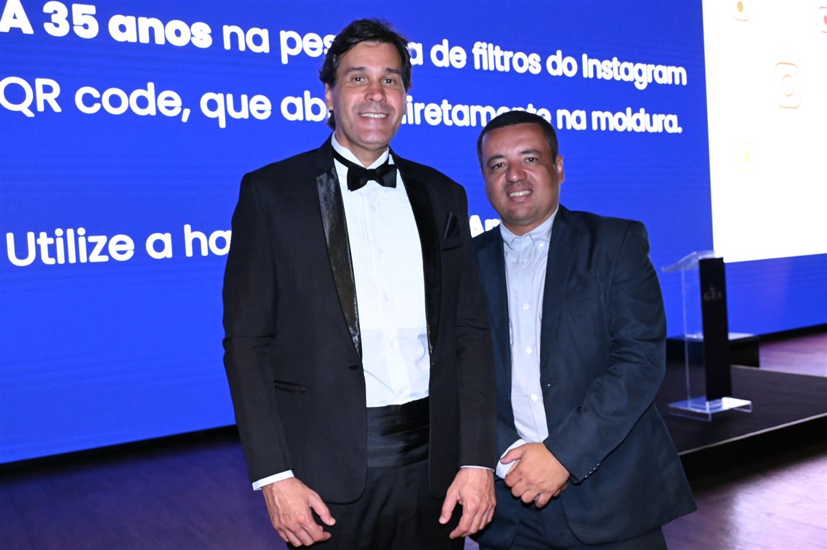 Equipe da GTA brinda os 35 anos da empresa