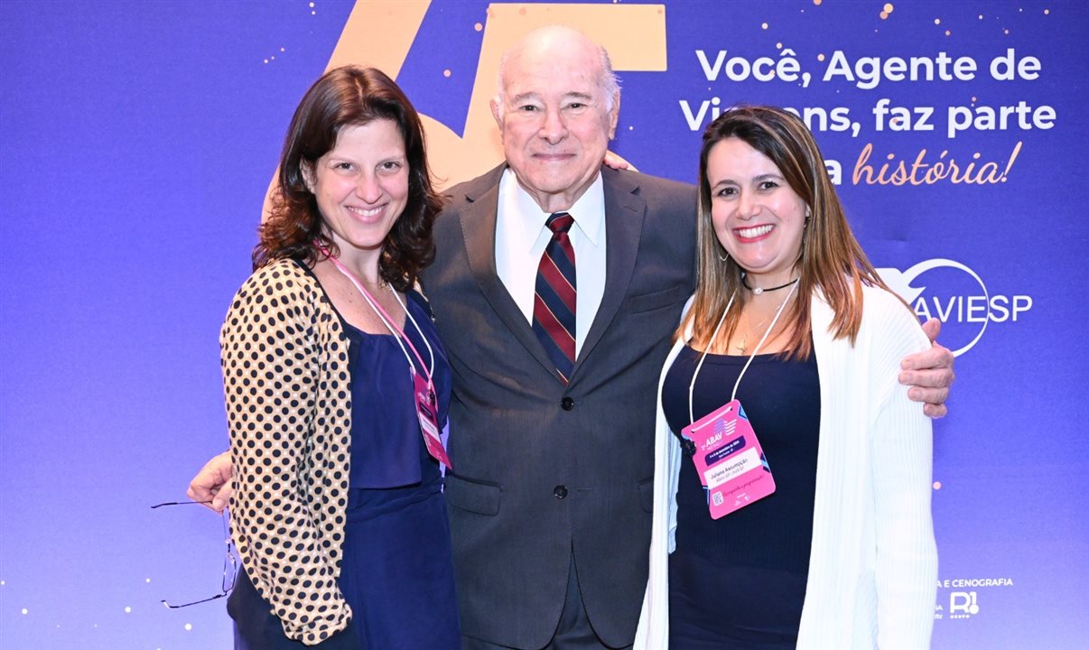 Guillermo Alcorta, da PANROTAS, entre Marianna Alcorta e Juliana Assumpção, da Abav-SP | Aviesp