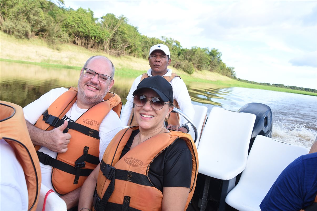 O passeio da tarde foi nas águas do arquipélago de Anavilhanas