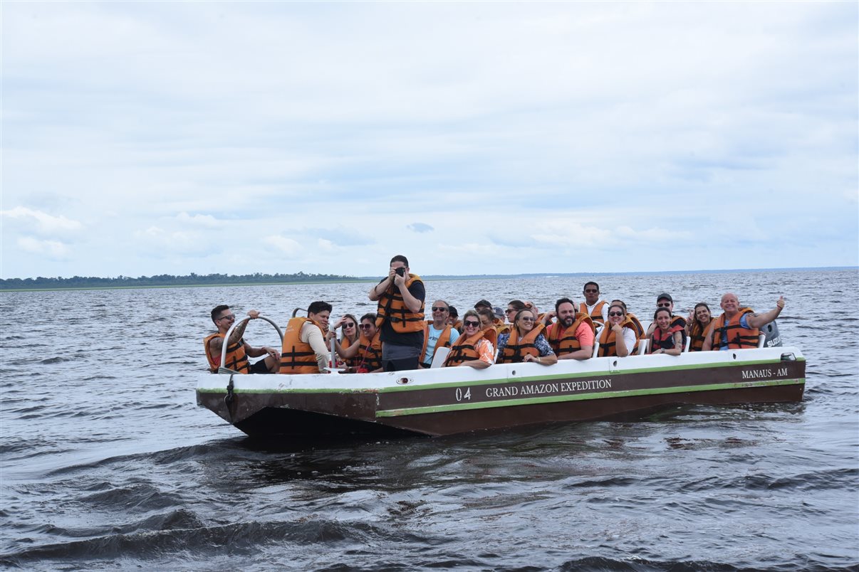 Mais uma vez, os participantes da viagem foram divididos em quatro grupos. Cada um deles em uma barco