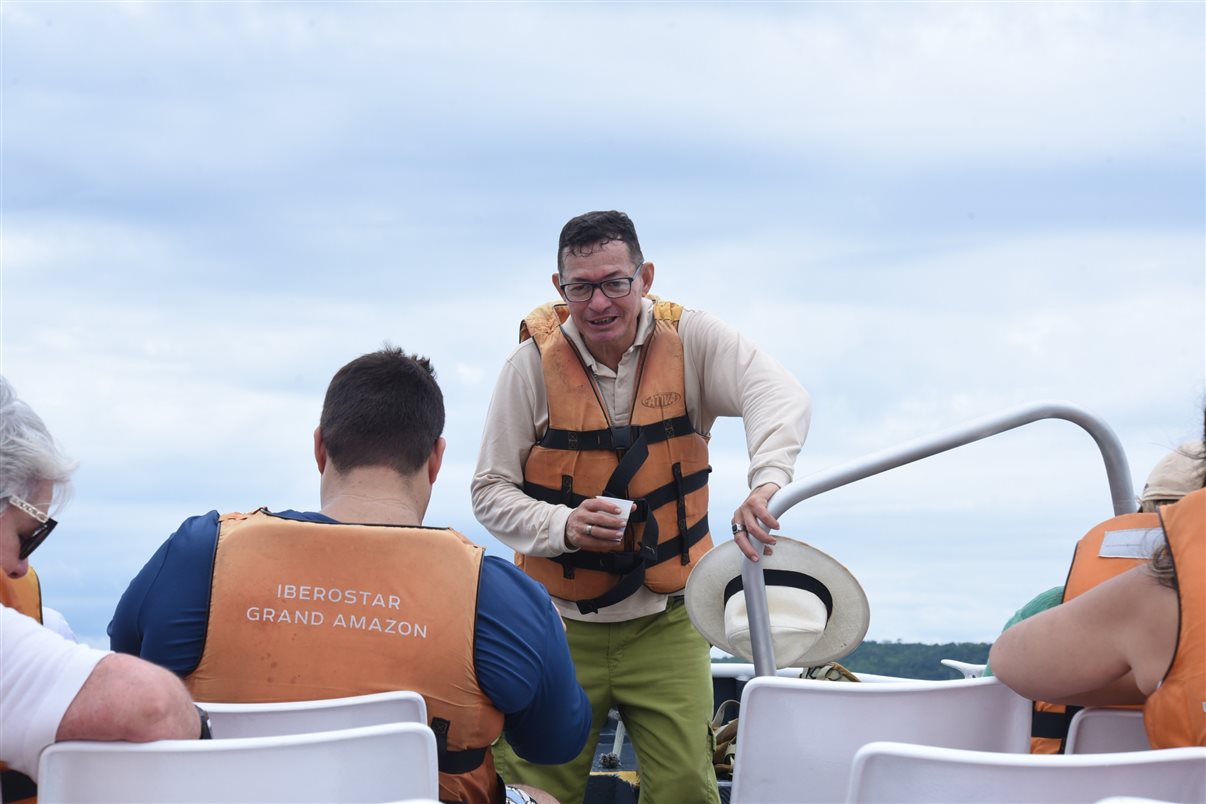 Mais uma vez, os participantes da viagem foram divididos em quatro grupos. Cada um deles em uma barco