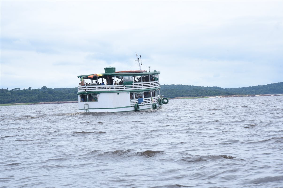 Mais uma vez, os participantes da viagem foram divididos em quatro grupos. Cada um deles em uma barco