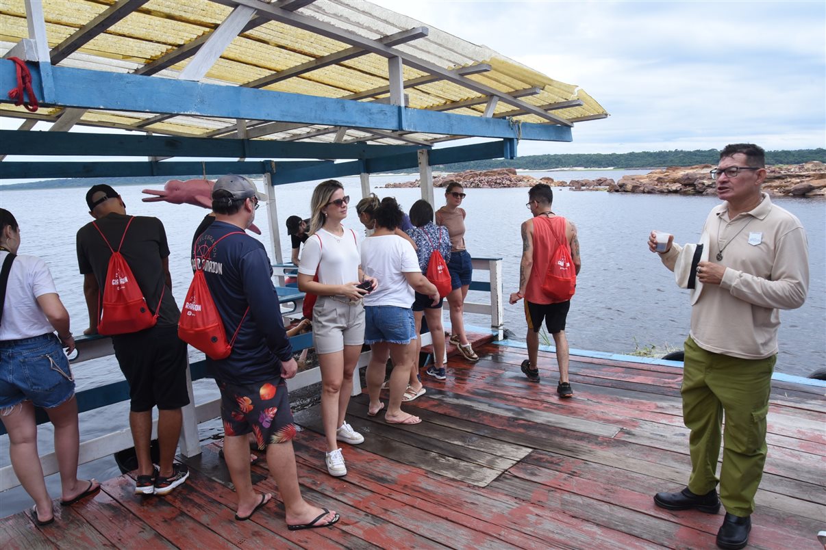 Mais uma vez, os participantes da viagem foram divididos em quatro grupos. Cada um deles em uma barco