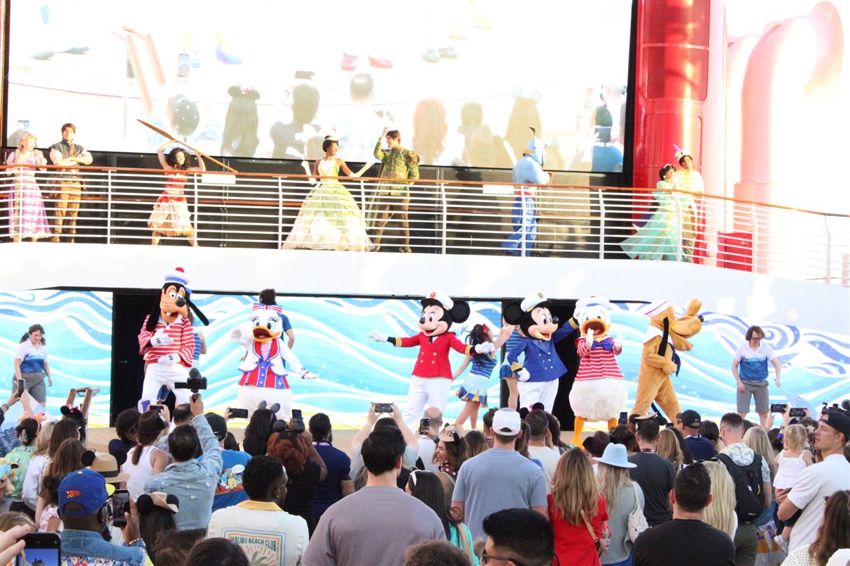 Set Sail, festa que marca o início da navegação do Disney Treasure, contou com show dos personagens