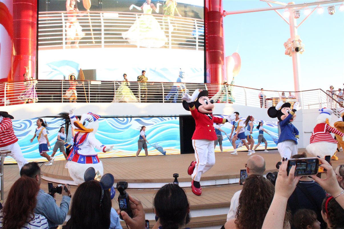 Mickey Mouse recepcionou os convidados no embarque do navio