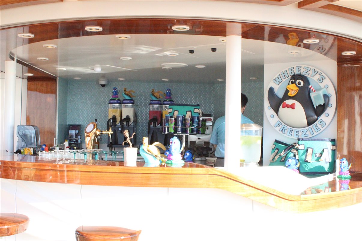 Mickey Mouse recepcionou os convidados no embarque do navio