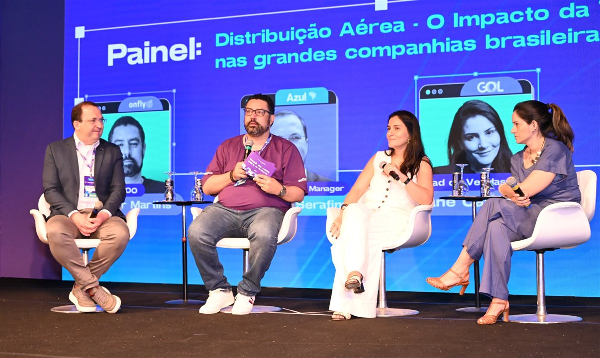 Elvimar Martins, da Onfly, foi o moderador do painel com Anderson Serafim (Azul), Juliane Castiglione (Gol) e Camila Belinelli (Latam)