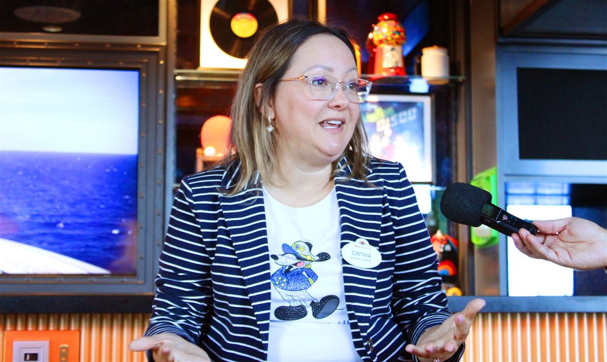 Cinthia Douglas, diretora de Vendas e Marketing da Disney Destinations, concedeu entrevista a bordo do Disney Treasure