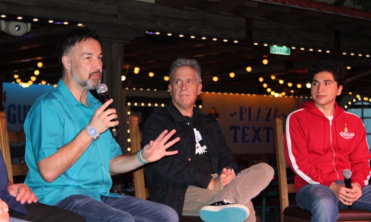 Juan Cantu, diretor de Show da Disney Live Entertainment, Lee Unkrich, diretor do filme, e Anthony Gonzalez, que interpreta Miguel nas apresentações de Plaza de Coco no Disney Treasure