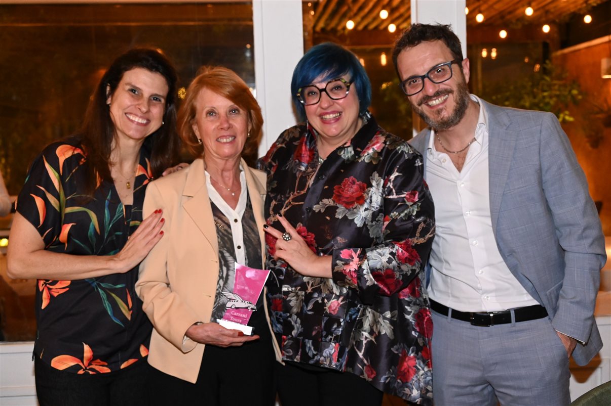 Teresa Thoma, da Queensberry, é premiada na categoria Grupos por Maria Camilla Alcorta, da Ideas4Brand/Carrani Tours, Zena Batocchi e Roberto Pannozzo, ambos da Carrani Tours