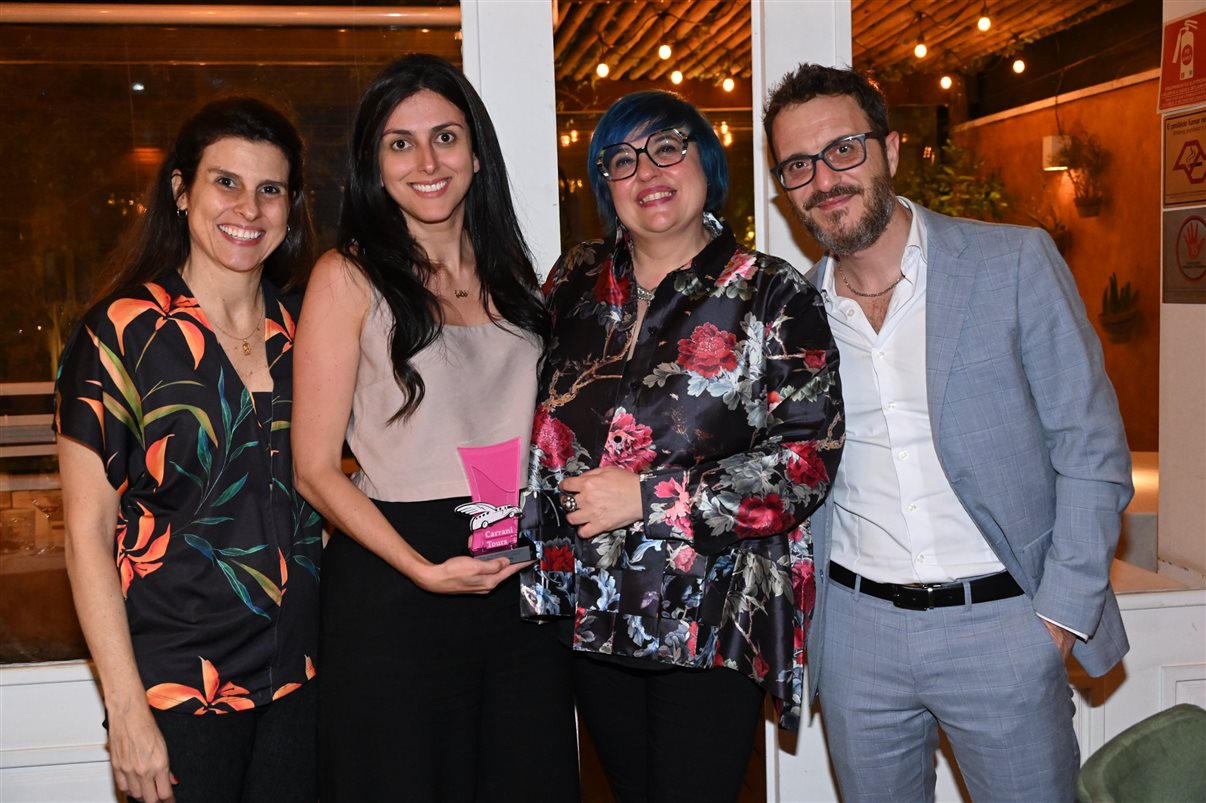 Teresa Thoma, da Queensberry, é premiada na categoria Grupos por Maria Camilla Alcorta, da Ideas4Brand/Carrani Tours, Zena Batocchi e Roberto Pannozzo, ambos da Carrani Tours