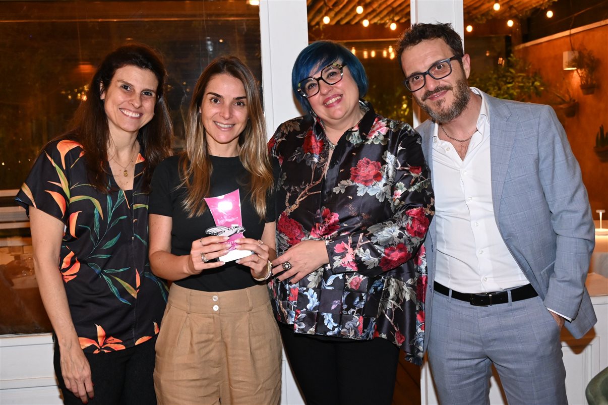 Teresa Thoma, da Queensberry, é premiada na categoria Grupos por Maria Camilla Alcorta, da Ideas4Brand/Carrani Tours, Zena Batocchi e Roberto Pannozzo, ambos da Carrani Tours