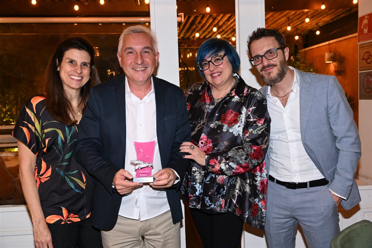 Teresa Thoma, da Queensberry, é premiada na categoria Grupos por Maria Camilla Alcorta, da Ideas4Brand/Carrani Tours, Zena Batocchi e Roberto Pannozzo, ambos da Carrani Tours