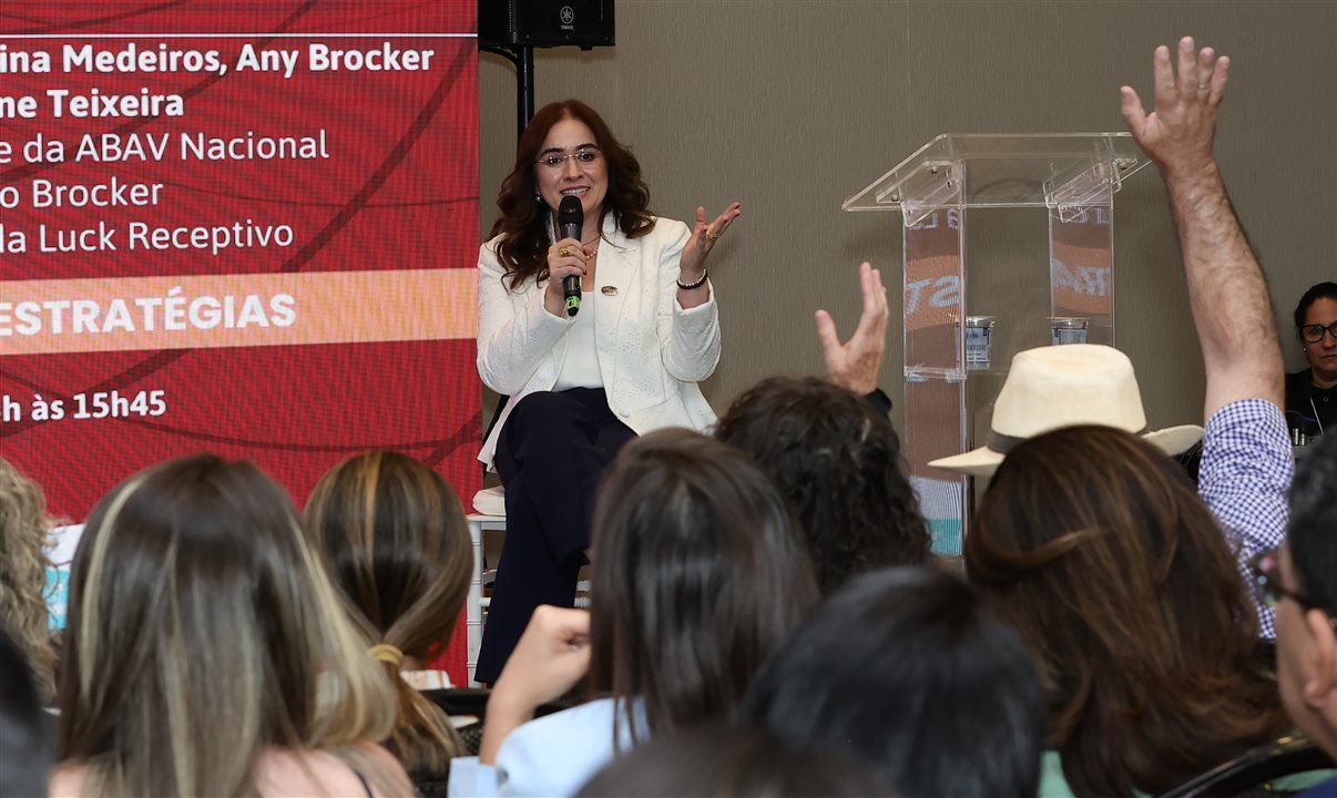 Ana Carolina Medeiros, presidente da Abav Nacional, durante palestra na Abav Expo 51, em Brasília