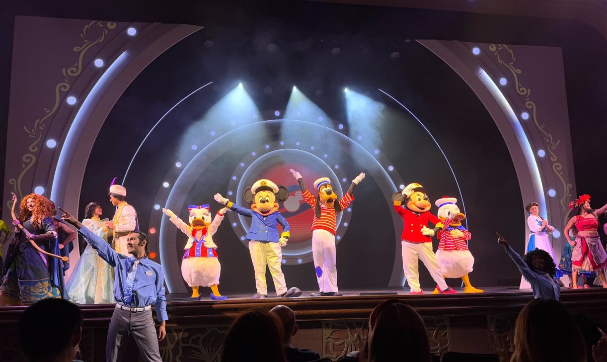 O show Disney Seas the Adventure é estrelado por Pateta e outros amigos da Disney e Pixar