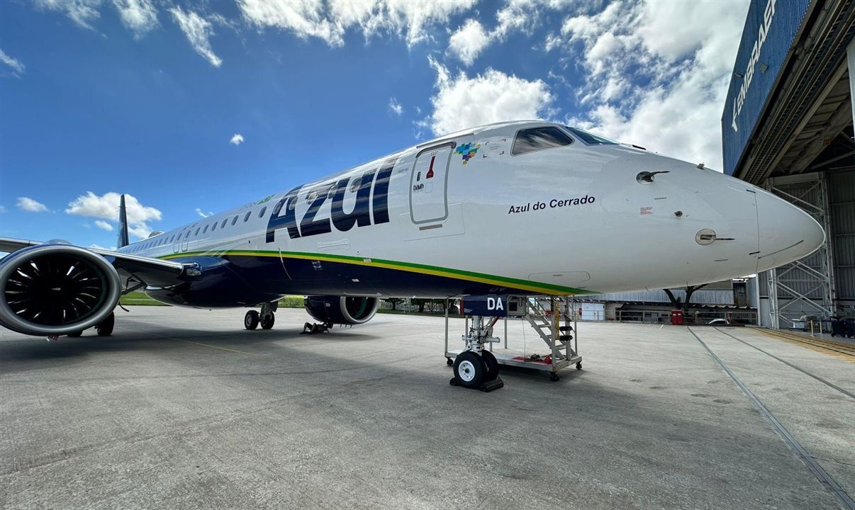 As aeronaves decolaram de São José dos Campos (SP), onde são fabricadas pela Embraer, fizeram uma escala em Montevidéu, no Uruguai, e pousaram no aeroporto de Confins (MG)